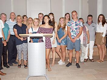 Bürgermeister Andreas Hügerich (links) empfing in Gegenwart der Präsidentin des Partnerschaftskomitees, Monika Faber (4. v. l.), vier Austauschschüler aus Vandalia zusammen mit dem Ehrenpräsidenten des Partnerschaftskomitees von Vandalia, Harvey Kimmel (3. v. l.) und seiner Frau, die sich hier in das Gästebuch der Stadt eintrugen.  Foto: Alfred Thieret