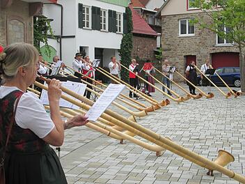 Fast 20 Alphornbläser aus dem Fortgeschrittenen-Kurs sorgten am Sonntagmorgen für eine ungewöhnliche Klangkulisse am Viehmarkt.  Foto: Winfried Ehling