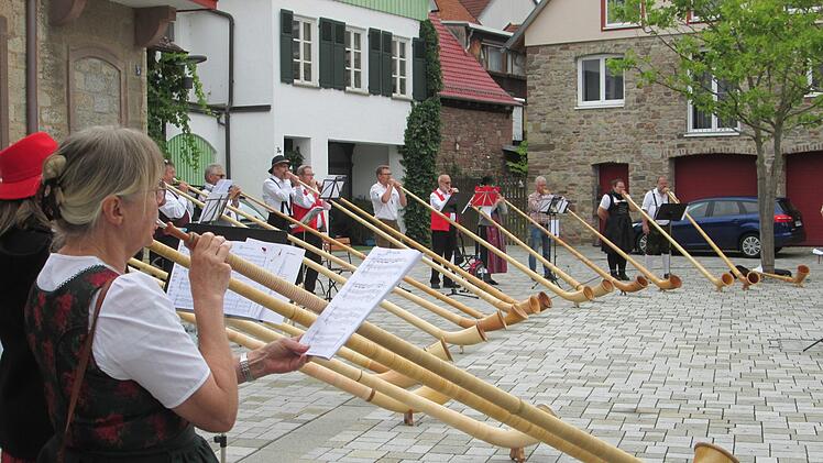 Fast 20 Alphornbläser aus dem Fortgeschrittenen-Kurs sorgten am Sonntagmorgen für eine ungewöhnliche Klangkulisse am Viehmarkt.  Foto: Winfried Ehling