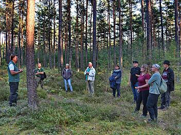 Bei der Waldbegehung im Forstrevier Oesdorf erklärt er Leiter des Forstreviers, Erich Daum (l.),  die Auswirkungen des Klimawandels, der überall  sichtbar ist.     Foto: Karl Heinz Wirth