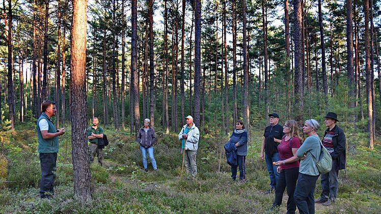 Bei der Waldbegehung im Forstrevier Oesdorf erklärt er Leiter des Forstreviers, Erich Daum (l.),  die Auswirkungen des Klimawandels, der überall  sichtbar ist.     Foto: Karl Heinz Wirth