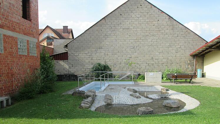 Dank Förderung konnte das Kneipp-Becken saniert werden. Auch für den Verputz der umliegenden Fassaden reicht das Geld. Foto: Winfried Ehling