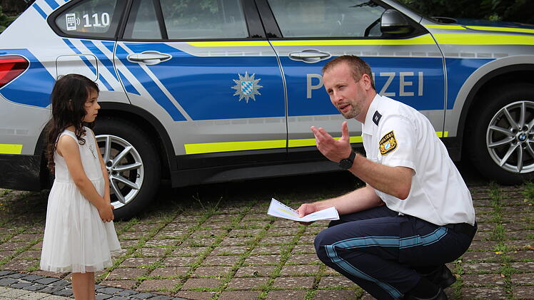 Mädchen (3) malte süße Dankesbotschaft: Polizei Bad Neustadt revanchiert sich mit besonderer Aktion