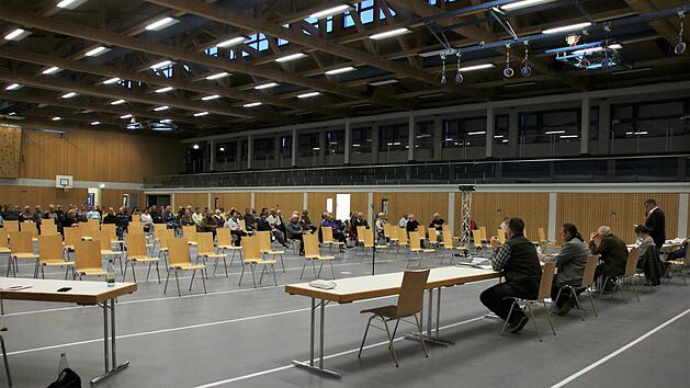 Das Bild zeigt die B&uuml;rgerversammlung Ende September. Foto: Ellen M&uuml;tzel/Archiv