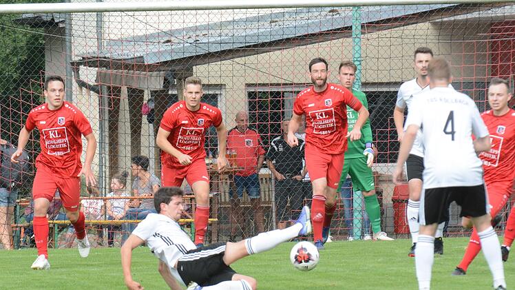 Aufmerksam verteidigte der FC Fuchsstadt (von links: Marcel Frank, Michael Emmer, Sebastian Bartel, Keeper Tayrell Kruppa und Maximilian Seit) sein Tor, erst kurz vor Schluss gelang dem TuS Röllbach der etwas schmeichelhafte Ausgleich. Foto: ssp