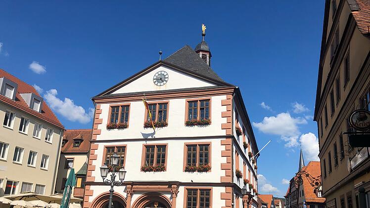 Das alte Rathaus im Renaissance-Stil beherbergt heute Veranstaltungssaal, Stadtbücherei und Musikschule.