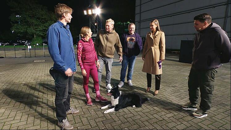Ausgerechnet gegen den flinken Border Collie Ninja gelang den Dreien der erste Sieg. Auch, weil sie Joker Sabrina Mockenhaupt (Zweite von links) für Tim Mälzer einwechselten.