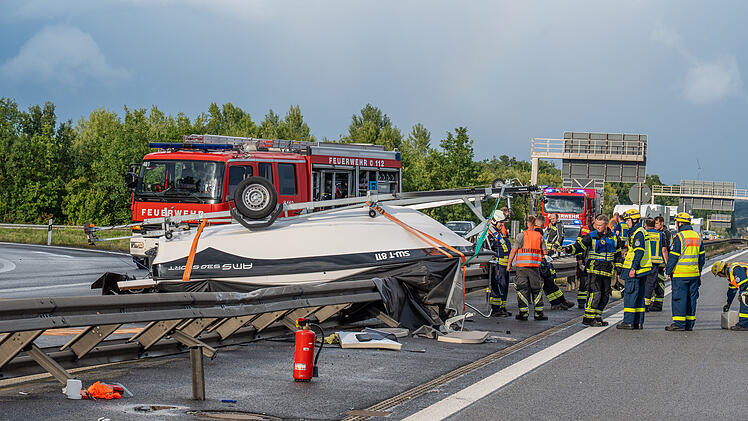 Schwerer Unfall nach Auffahrkollision – Wohnmobil kippt, Boot überschlägt sich