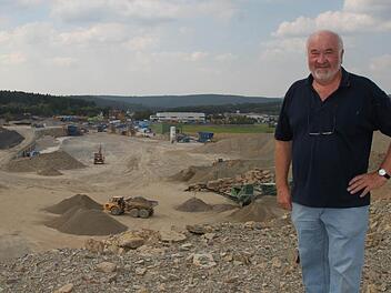 Fünf Löcher hat Josef Enders in den 1980er Jahren gekauft. Heute wird in seinem Steinbruch professionell Kalk und Dolomit abgebaut. Fotos: Ulrike Müller