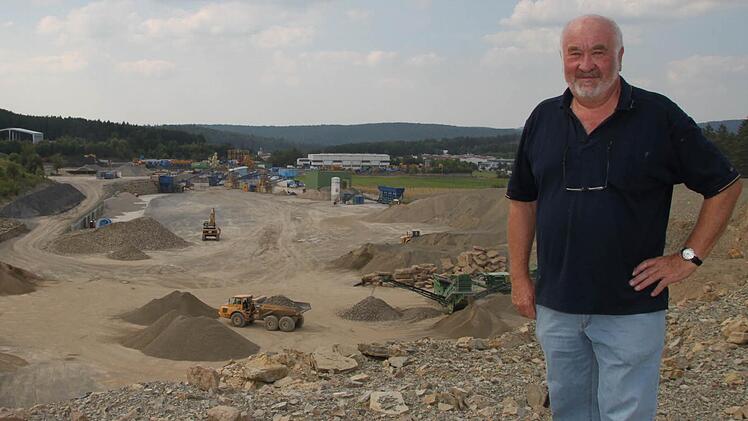 Fünf Löcher hat Josef Enders in den 1980er Jahren gekauft. Heute wird in seinem Steinbruch professionell Kalk und Dolomit abgebaut. Fotos: Ulrike Müller