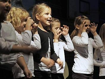 Der Chor der 1. Klasse der Grundschule gestaltete den musikalischen Programmteil mit. Fotos: Heike Reinersmann