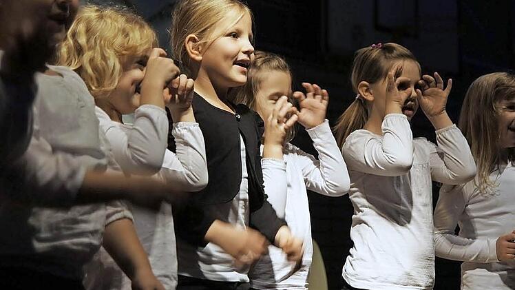 Der Chor der 1. Klasse der Grundschule gestaltete den musikalischen Programmteil mit. Fotos: Heike Reinersmann