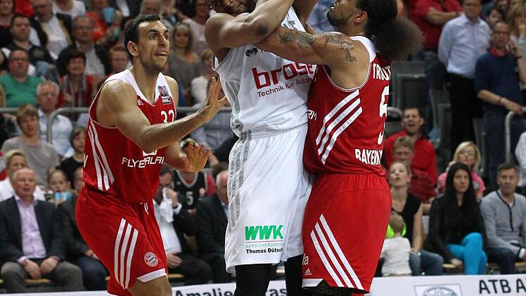 Die Brose Baskets verlieren den Krimi gegen die Bayern mit 75:76 und damit auch das Rennen um den ersten Platz. Foto: sportpress