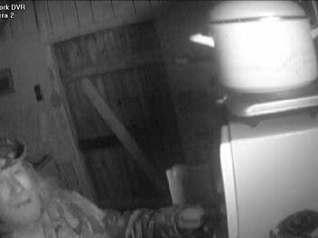 Eine Kamera im Freibadkiosk von Großwendern hat den geheimnisvollen Mann vom Kornberg am 1. Juni 2014 um kurz vor Mitternacht in flagranti beim Diebstahl aus dem Kühlschrank einer Hütte erwischt: Er hat Camouflage-Kleidung an, einen Camouflage-Hut auf, bedient sich in Hütten an Essen, manchmal lässt er auch Gummistiefel oder Kleidung oder eine Schaffell mitgehen. Technische Geräte oder Fernseher interessieren ihn nicht. Foto: Polizei