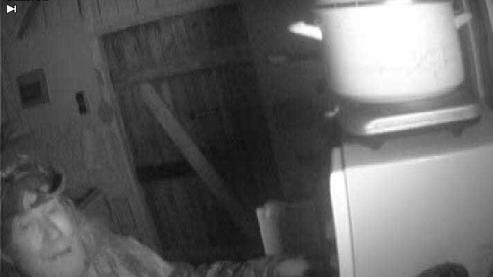 Eine Kamera im Freibadkiosk von Großwendern hat den geheimnisvollen Mann vom Kornberg am 1. Juni 2014 um kurz vor Mitternacht in flagranti beim Diebstahl aus dem Kühlschrank einer Hütte erwischt: Er hat Camouflage-Kleidung an, einen Camouflage-Hut auf, bedient sich in Hütten an Essen, manchmal lässt er auch Gummistiefel oder Kleidung oder eine Schaffell mitgehen. Technische Geräte oder Fernseher interessieren ihn nicht. Foto: Polizei
