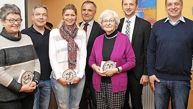 Unser Bild zeigt die Geehrten mit (von links) Helga Wildgrube, Marko und Daniela Piskol, Kreisvorsitzendem G&uuml;nther Reif, Helga Herrmann, Zweitem B&uuml;rgermeister Robert Bosch und Vorsitzendem Gerhard Albert. Foto: Karl Klippel