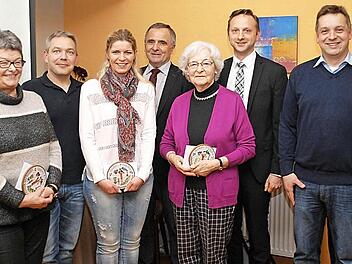 Unser Bild zeigt die Geehrten mit (von links) Helga Wildgrube, Marko und Daniela Piskol, Kreisvorsitzendem Günther Reif, Helga Herrmann, Zweitem Bürgermeister Robert Bosch und Vorsitzendem Gerhard Albert. Foto: Karl Klippel