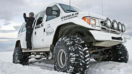 Ein Hauch von Abenteuer im hohen Norden: Mit dem garantiert geländegängigen Jeep mit XXL-Bereifung kann man die Winterlandschaft Islands auf individuellen Touren erkunden.