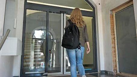 Die elektrische Tür wurde bereits eingesetzt.  Foto: Sarah Stieranka