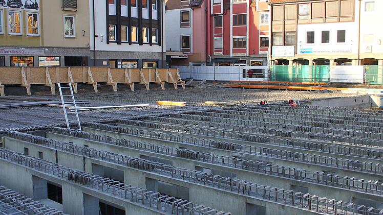Zahlreiche Betonfertigteile für die Deckenplattenelemente sind in einem Teil der Tiefgarage bereits eingebaut. Wenn die Deckenplatten aufgebracht sind, kann auch dieser Abschnitt betoniert werden. Das soll in den nächsten Tagen geschehen. Foto: Jürgen Gärtner