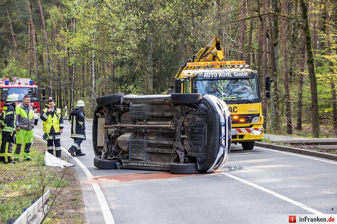 Unfall: Auto gerät bei Beutelsdorf auf Gegenfahrbahn und streift einen Traktor