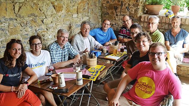 Sie sprachen &uuml;ber aktuelle Themen: die FDP-Runde mit der Kreisvorsitzenden Katrin Hiernickel (links) und dem Direktkandidaten f&uuml;r den Wahlkreis, Nicolas Thoma (Sechster von links).  Foto: pr