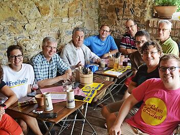 Sie sprachen über aktuelle Themen: die FDP-Runde mit der Kreisvorsitzenden Katrin Hiernickel (links) und dem Direktkandidaten für den Wahlkreis, Nicolas Thoma (Sechster von links).  Foto: pr