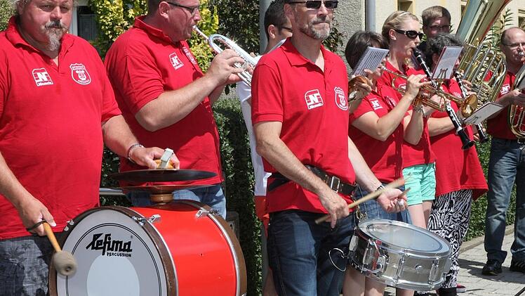 Die Aufseßtaler Blaskapelle begleitet die Kirchweih die ganze Zeit.