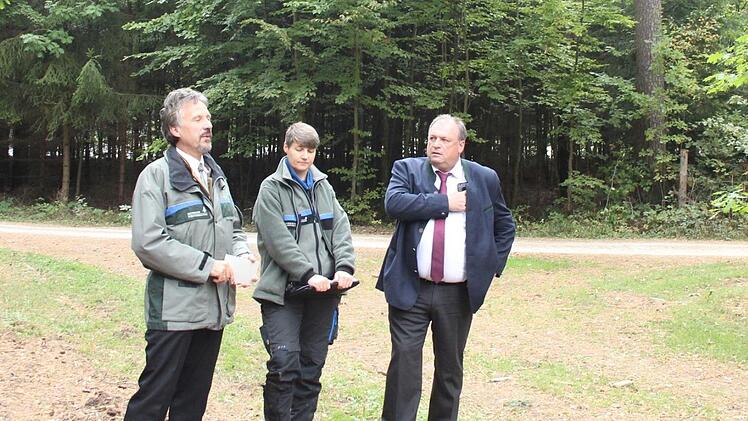 Engagierte Experten: Peter Proebstle, Bereichsleiter Forsten am AELF Fürth, Försterin Heike Grumann und Walter Nussel, Vorsitzender der Forstwirtschaftlichen Vereinigung Mittelfranken (v. links)