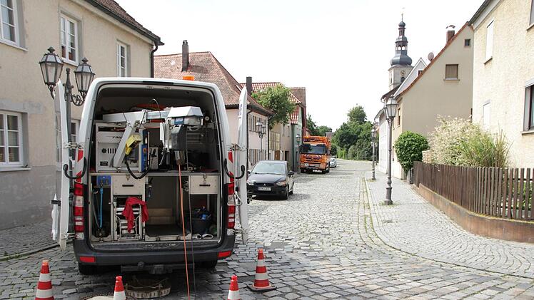 Die Kanaluntersucher arbeiteten gestern in der Steinwegstraße.  Foto: Andreas Dorsch