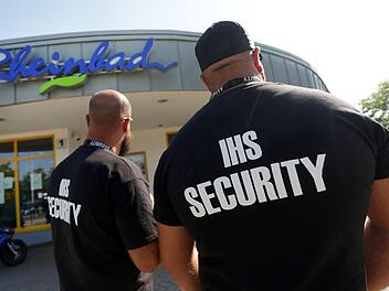 Die Konsequenzen aus   wiederholten Tumulten im Düsseldorfer Rheinbad: Der Einsatz von  Security,   Videoüberwachung, Unterstützung durch das Ordnungsamt und Ausweispflicht Foto: David Young/dpa