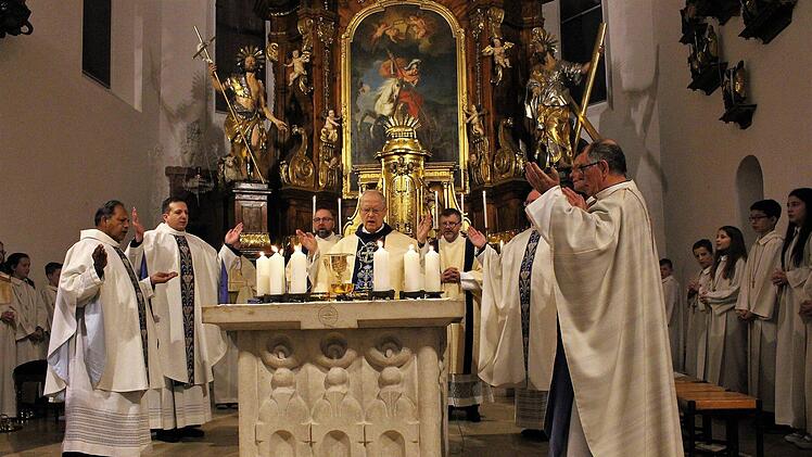 Das Pontifikalamt feierte der Kardinal (Mitte) mit Geistlichen und Diakonen