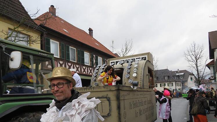 Toller Motivwagen: eine überdimensionale Registrierkasse hatten die "Eierbergfreunde Wiesen" dabei und protestierten heftig gegen die Bonpflicht