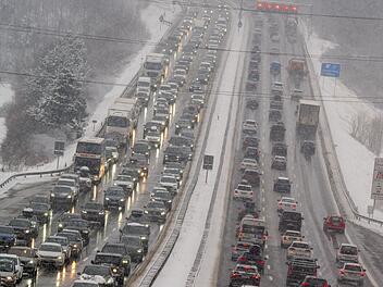 Unfall-Serie auf A3 bei Erlangen: Vier Auffahrunfälle nacheinander Unfall-Serie auf A3 bei Erlangen: Vier Auffahrunfälle nacheinander