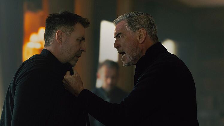 Wenn der Vater mit dem Sohne: Conrad Harrigan (Pierce Brosnan, rechts) ist mit Kevins (Paddy Considine) Verhalten nicht immer einverstanden.