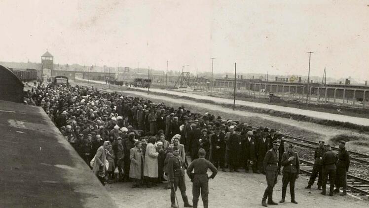 Selektion in Auschwitz. Ein Zug mit jüdischen Gefangenen ist angekommen. SS-Leute entscheiden, wer arbeitsfähig und wer angeblich nicht arbeitsfähig ist.