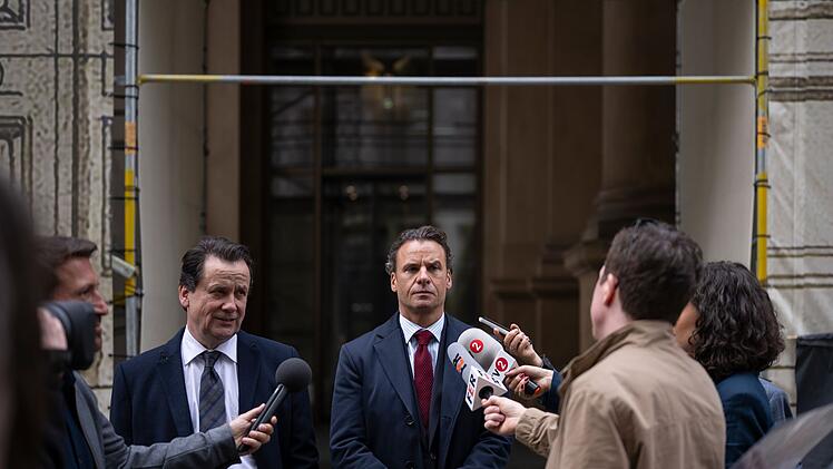 Steffen B&ouml;ttcher (Stephan Luca, Mitte) und sein Anwalt (Christian Kuchenbuch, zweiter von links) m&uuml;ssen den Reportern beim Verlassen des Untersuchungsausschusses Fragen beantworten.