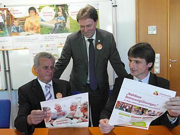 Sie sind die Macher von Lebensqualität für Generationen (von links): Landrat Oswald Marr, Bürgermeister Klaus Löffler und BRK-Kreisgeschäfsführer Beierwaltes. Foto: Veronika Schadeck