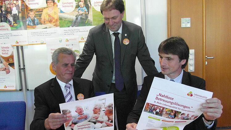 Sie sind die Macher von Lebensqualität für Generationen (von links): Landrat Oswald Marr, Bürgermeister Klaus Löffler und BRK-Kreisgeschäfsführer Beierwaltes. Foto: Veronika Schadeck