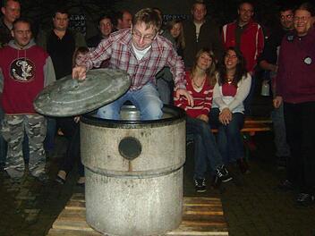 "Eingekesselt" wurde die Idee der Pflege der fränkischen Fleisch- und Wurstkultur am 7. November 2008 in Heubach. Unser Bild zeigt den Vorsitzenden, David Pfeufer, im alten Kessel. Foto: privat