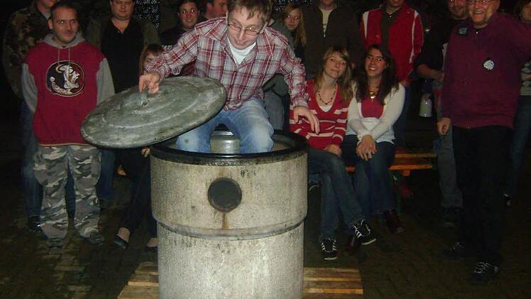 "Eingekesselt" wurde die Idee der Pflege der fränkischen Fleisch- und Wurstkultur am 7. November 2008 in Heubach. Unser Bild zeigt den Vorsitzenden, David Pfeufer, im alten Kessel. Foto: privat