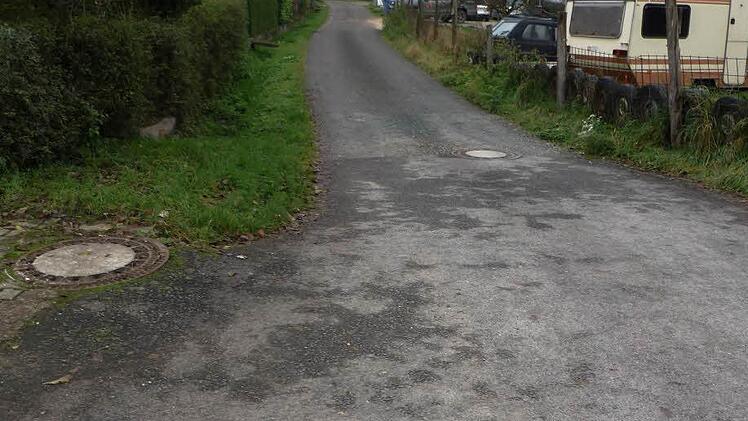 Auf dem "Hinteren Graben" könnte teilweise eine Asphaltdecke aufgebracht werden. Die Gemeinde erklärte sich bereit 50 Prozent der Kosten zu übernehmen. Der Rest müsste von den fünf Anliegern getragen werden. Foto: Christian Ziegler
