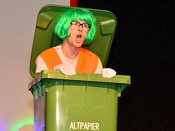 Das Männerballet zeigte, was man aus und in Mülltonnen alles machen kann.Foto: privat