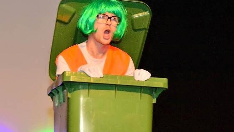 Das Männerballet zeigte, was man aus und in Mülltonnen alles machen kann.Foto: privat