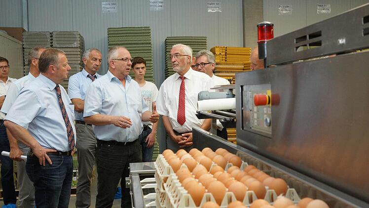 Karlheinz Vogler (Mitte) erklärt Regierungspräsident Paul Beinhofer (rechts) und Landrat Thomas Bold die Verpackungsanlage.Fotos: Arkadius Guzy
