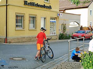 Soll geschlossen werden: Raiffeisenbank-Filiale Sulzthal.  Foto: Gerd Schaar