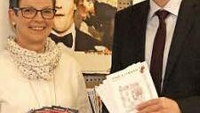 Bürgermeister Michael Ziegler und Maria Klein von der Stadtverwaltung sind stolz auf das neue Veranstaltungsprogramm.  Foto: sw