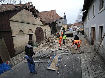 Schon kurze Zeit nach dem Einsturz wurde mit den Aufräumarbeiten begonnen. Foto: Marian Hamacher