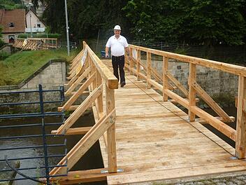 Die neue Brücke wurde bereits einem ersten Test unterzogen. Doch bevor sie für die Öffentlichkeit freigegeben wird, müssen noch dieLöcher an den Geländeranschlüssen geschlossen werden. Fotos: Stefan Wicklein