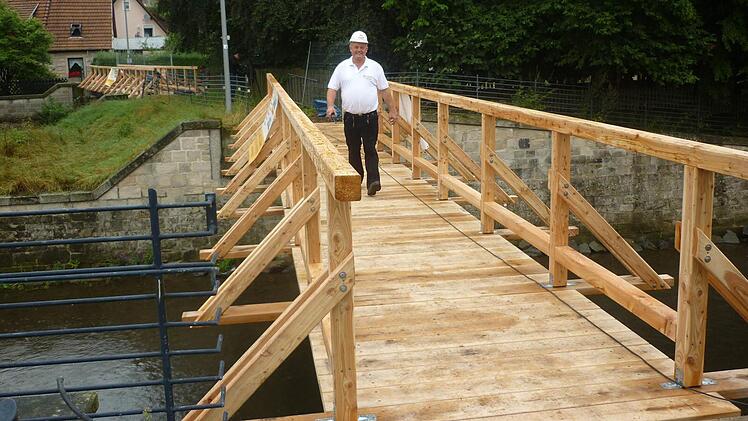 Die neue Brücke wurde bereits einem ersten Test unterzogen. Doch bevor sie für die Öffentlichkeit freigegeben wird, müssen noch dieLöcher an den Geländeranschlüssen geschlossen werden. Fotos: Stefan Wicklein